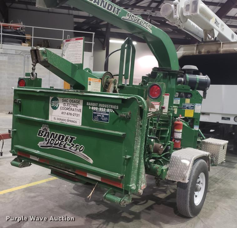 image for item EN9758 2005 Bandit 250 wood chipper