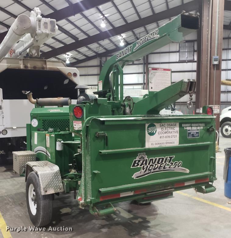 image for item EN9758 2005 Bandit 250 wood chipper