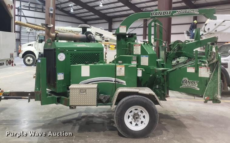image for item EN9758 2005 Bandit 250 wood chipper