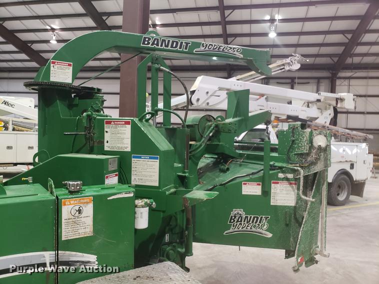 image for item EN9758 2005 Bandit 250 wood chipper