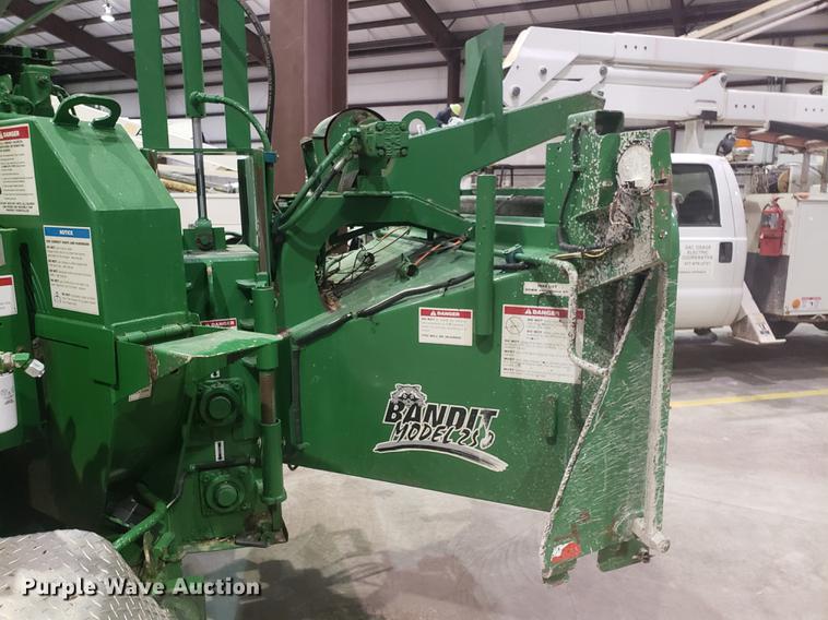 image for item EN9758 2005 Bandit 250 wood chipper
