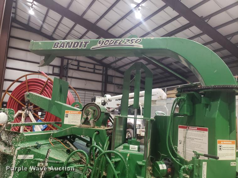 image for item EN9758 2005 Bandit 250 wood chipper
