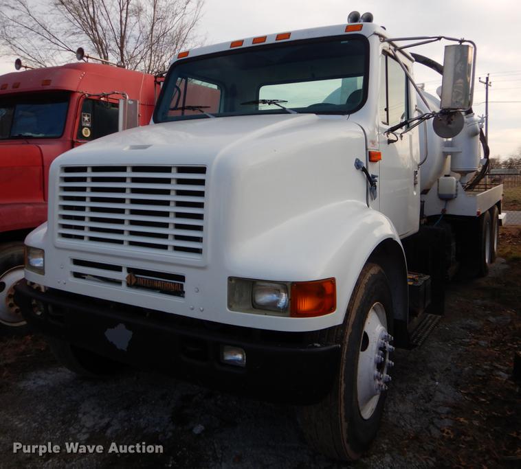 image for item ER9456 1999 International 8100 vacuum truck