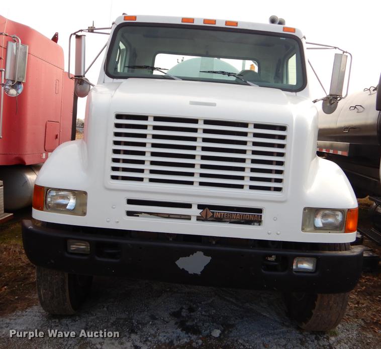 image for item ER9456 1999 International 8100 vacuum truck