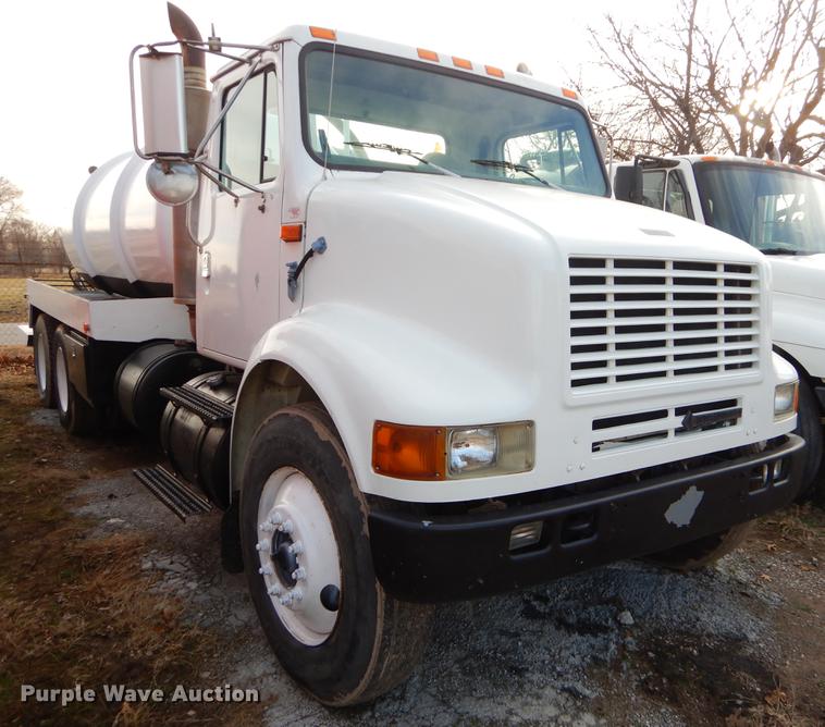 image for item ER9456 1999 International 8100 vacuum truck