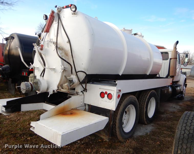 image for item ER9456 1999 International 8100 vacuum truck