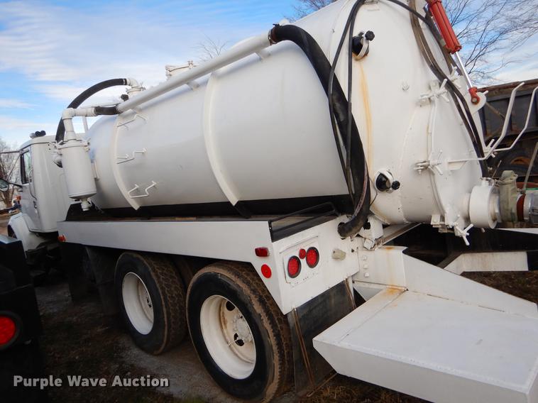 image for item ER9456 1999 International 8100 vacuum truck