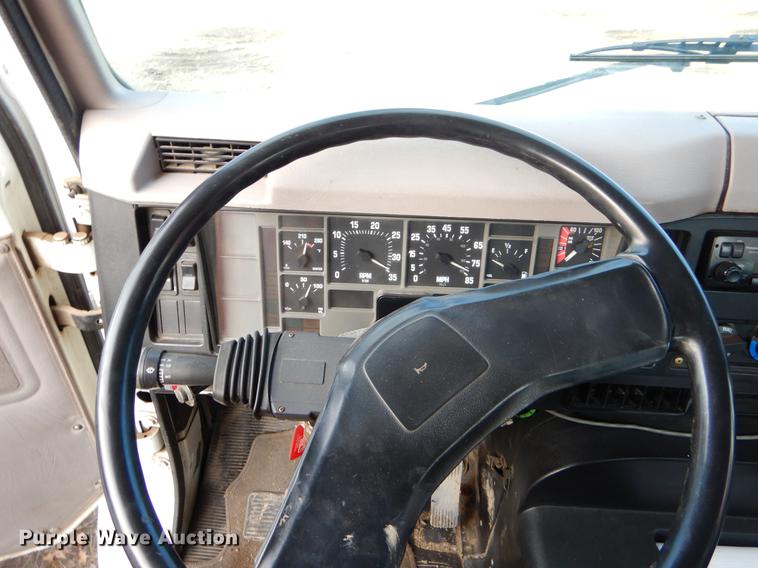 image for item ER9456 1999 International 8100 vacuum truck