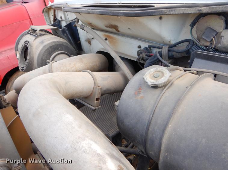 image for item ER9456 1999 International 8100 vacuum truck