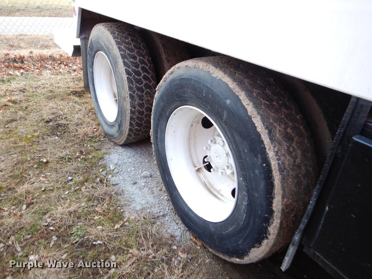 image for item ER9456 1999 International 8100 vacuum truck