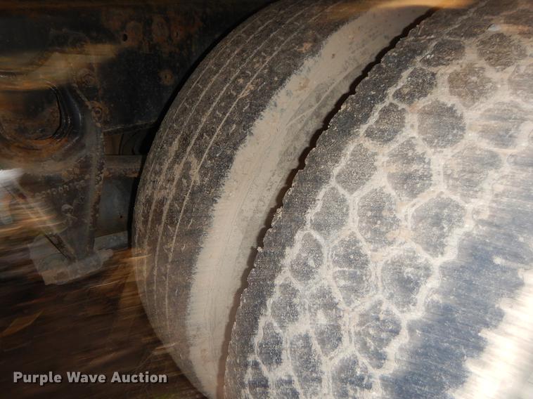 image for item ER9456 1999 International 8100 vacuum truck