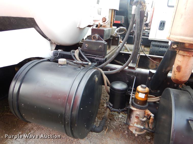 image for item ER9456 1999 International 8100 vacuum truck