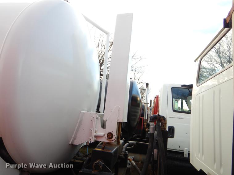 image for item ER9456 1999 International 8100 vacuum truck