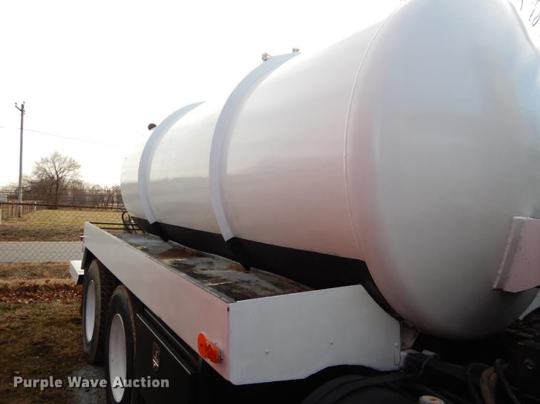 image for item ER9456 1999 International 8100 vacuum truck