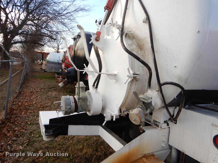 image for item ER9456 1999 International 8100 vacuum truck