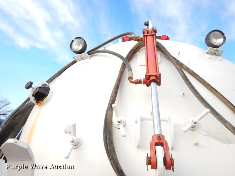 image for item ER9456 1999 International 8100 vacuum truck