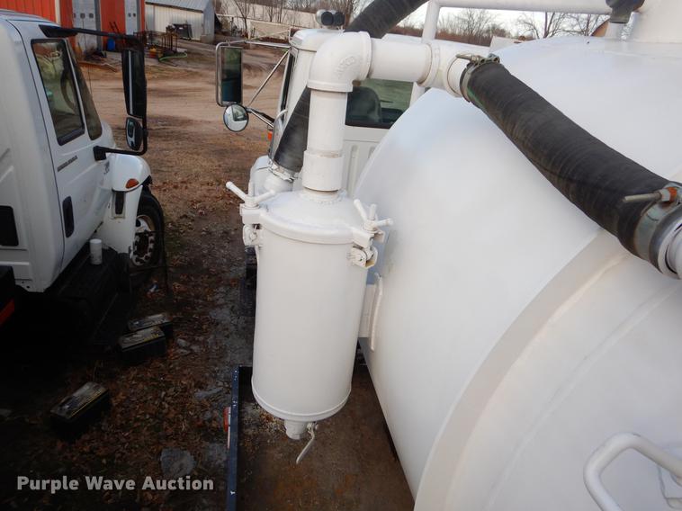 image for item ER9456 1999 International 8100 vacuum truck