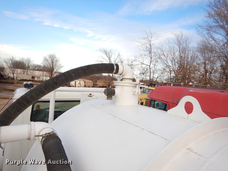 image for item ER9456 1999 International 8100 vacuum truck