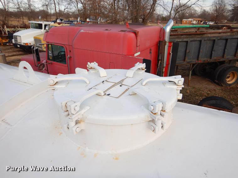 image for item ER9456 1999 International 8100 vacuum truck