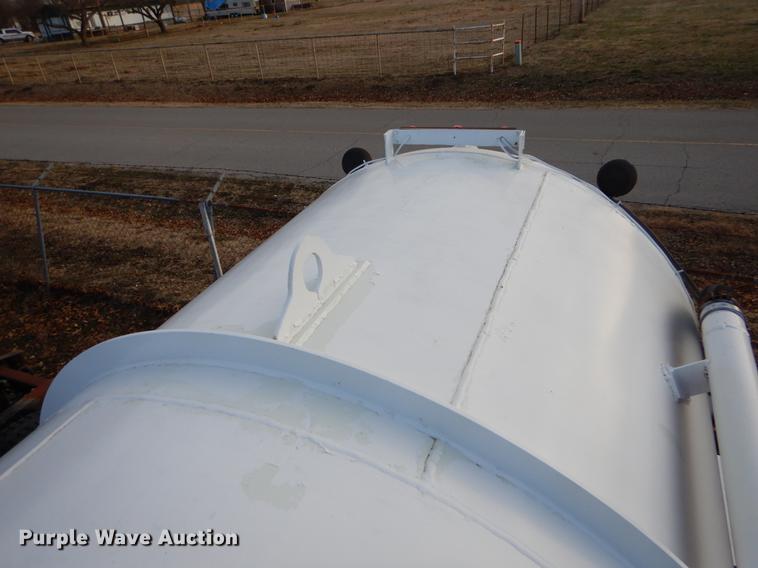 image for item ER9456 1999 International 8100 vacuum truck