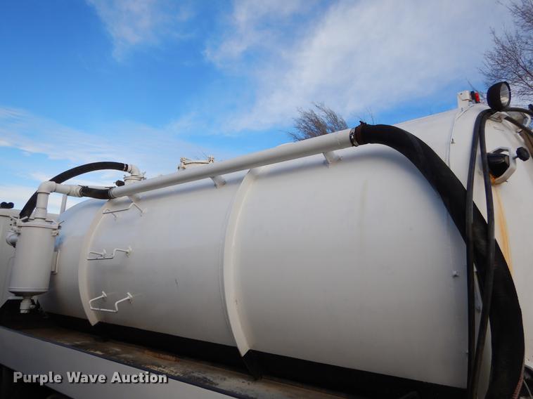 image for item ER9456 1999 International 8100 vacuum truck