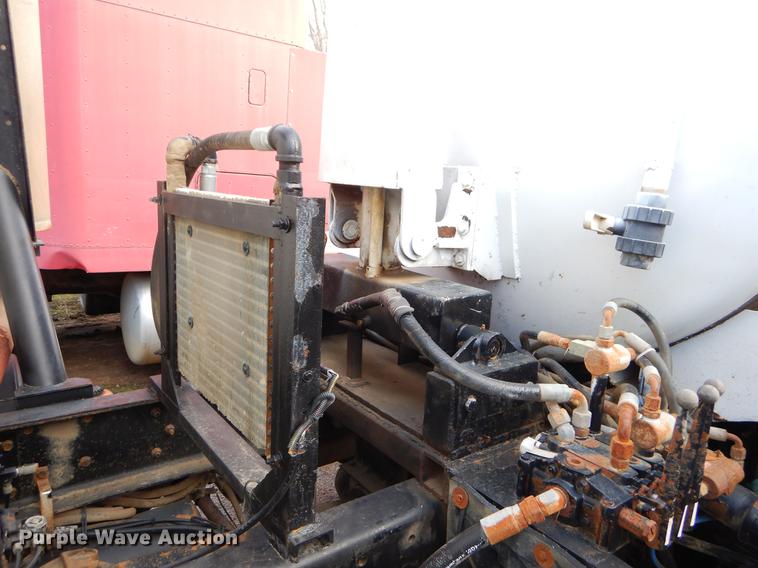 image for item ER9456 1999 International 8100 vacuum truck