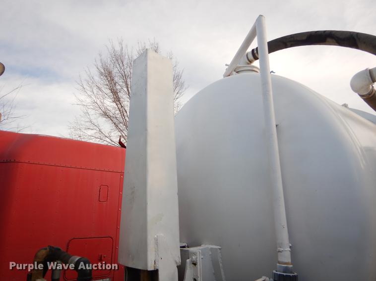 image for item ER9456 1999 International 8100 vacuum truck