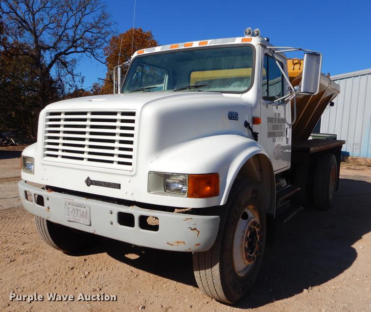 image for item EW9672 2002 International 4700 spreader truck