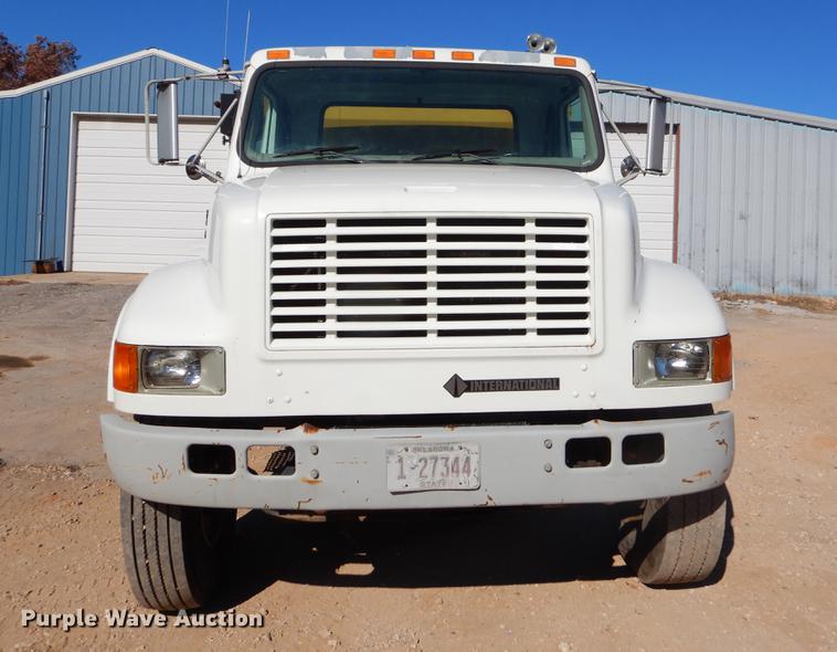 image for item EW9672 2002 International 4700 spreader truck