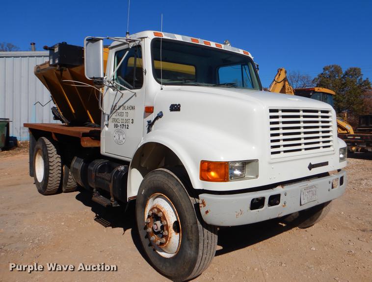 image for item EW9672 2002 International 4700 spreader truck