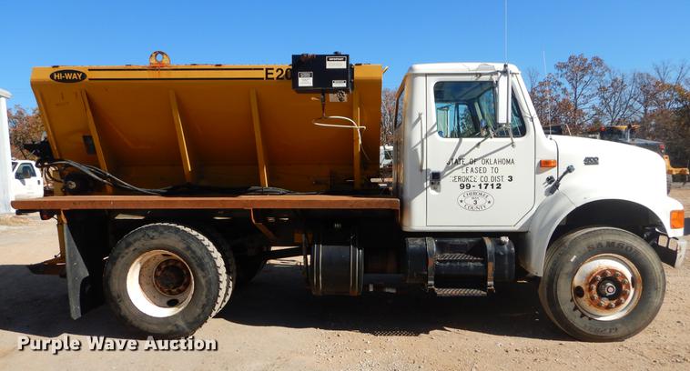image for item EW9672 2002 International 4700 spreader truck