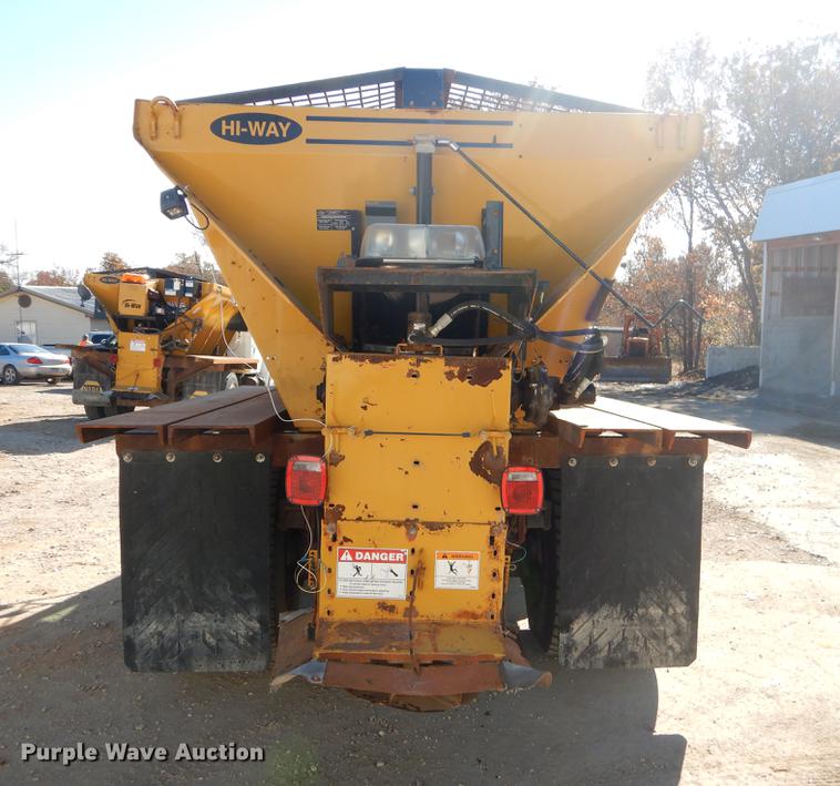 image for item EW9672 2002 International 4700 spreader truck