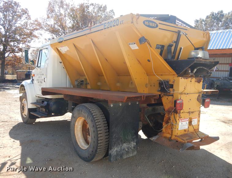 image for item EW9672 2002 International 4700 spreader truck