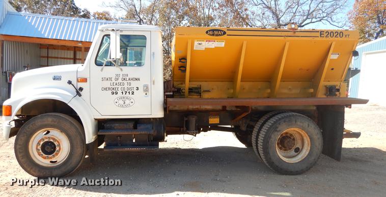 image for item EW9672 2002 International 4700 spreader truck