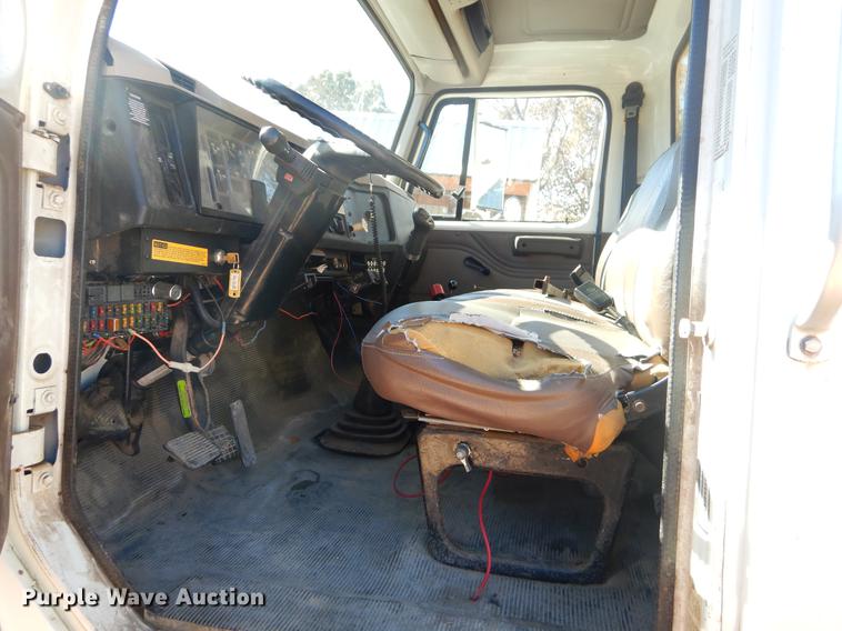 image for item EW9672 2002 International 4700 spreader truck