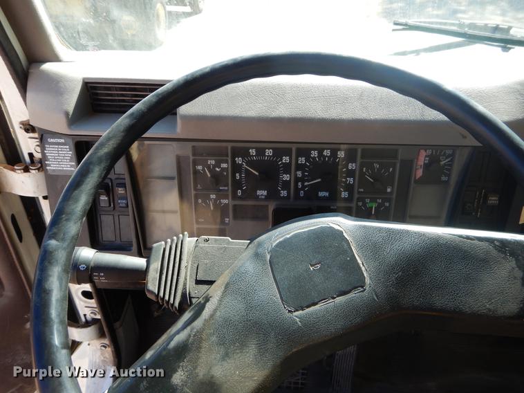 image for item EW9672 2002 International 4700 spreader truck