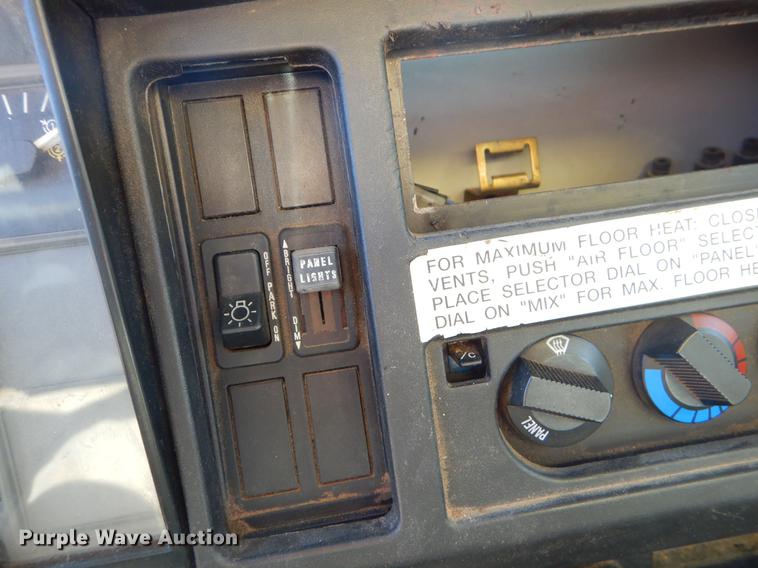 image for item EW9672 2002 International 4700 spreader truck