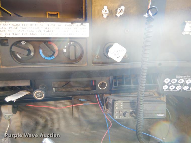 image for item EW9672 2002 International 4700 spreader truck