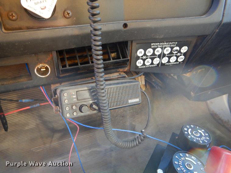 image for item EW9672 2002 International 4700 spreader truck