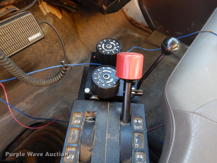 image for item EW9672 2002 International 4700 spreader truck