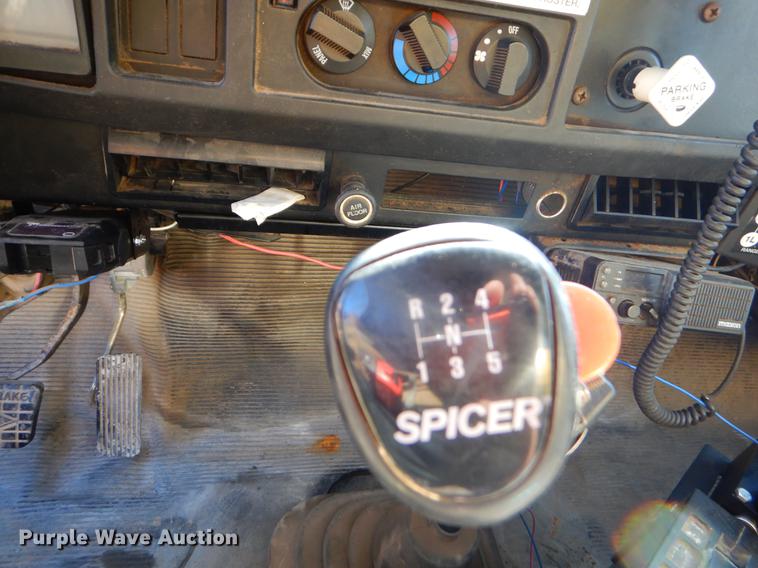 image for item EW9672 2002 International 4700 spreader truck