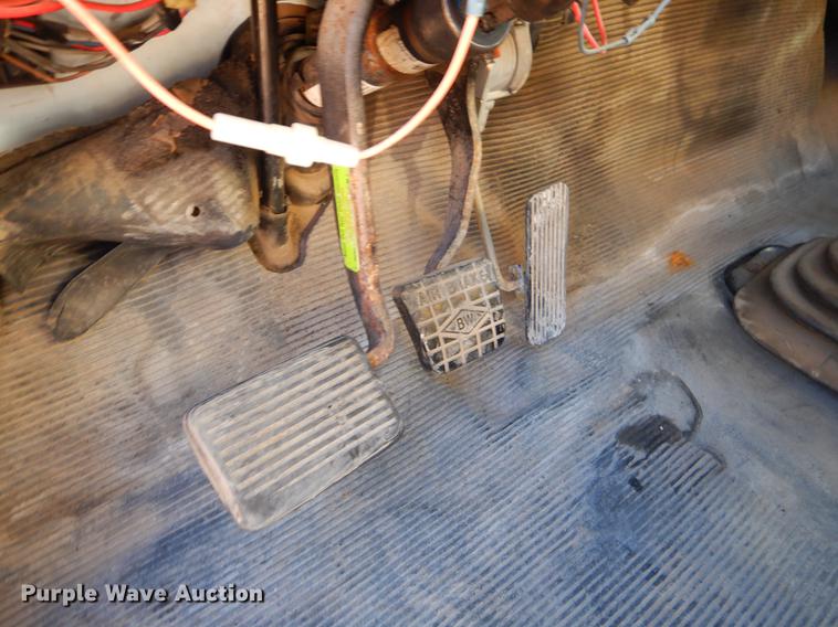 image for item EW9672 2002 International 4700 spreader truck