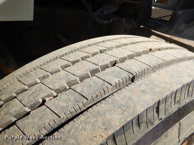 image for item EW9672 2002 International 4700 spreader truck