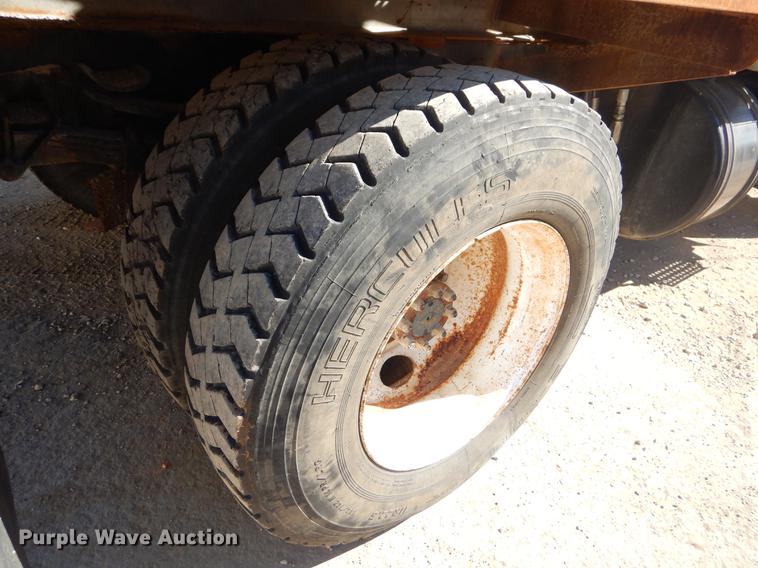 image for item EW9672 2002 International 4700 spreader truck