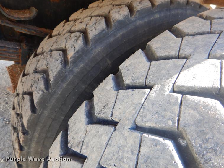 image for item EW9672 2002 International 4700 spreader truck