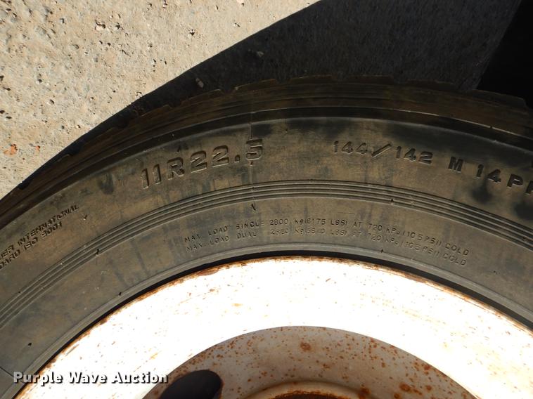 image for item EW9672 2002 International 4700 spreader truck