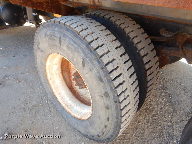 image for item EW9672 2002 International 4700 spreader truck