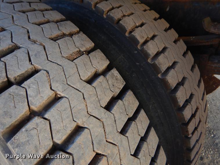 image for item EW9672 2002 International 4700 spreader truck