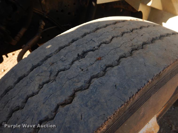 image for item EW9672 2002 International 4700 spreader truck