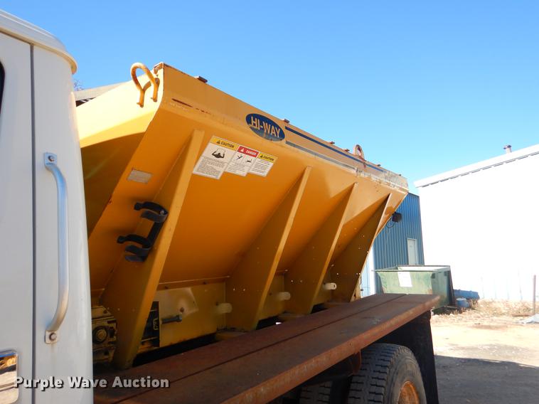 image for item EW9672 2002 International 4700 spreader truck